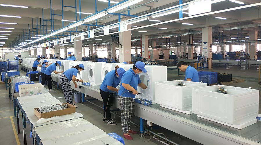 高效率！員工們忙碌地開展巴西客戶的衣物烘干機生產(chǎn)工作