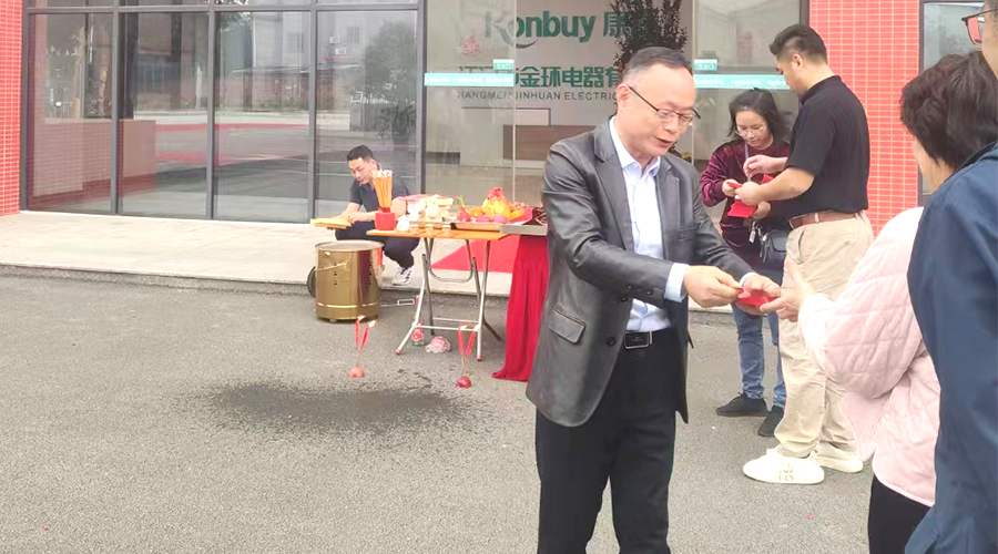 開工好兆頭！金環(huán)電器為全體員工發(fā)放紅包福利！